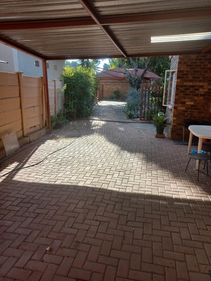 To Let 2 Bedroom Property for Rent in Waverley Gauteng