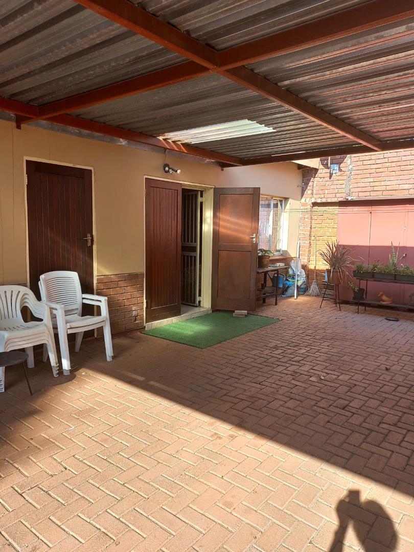 To Let 2 Bedroom Property for Rent in Waverley Gauteng