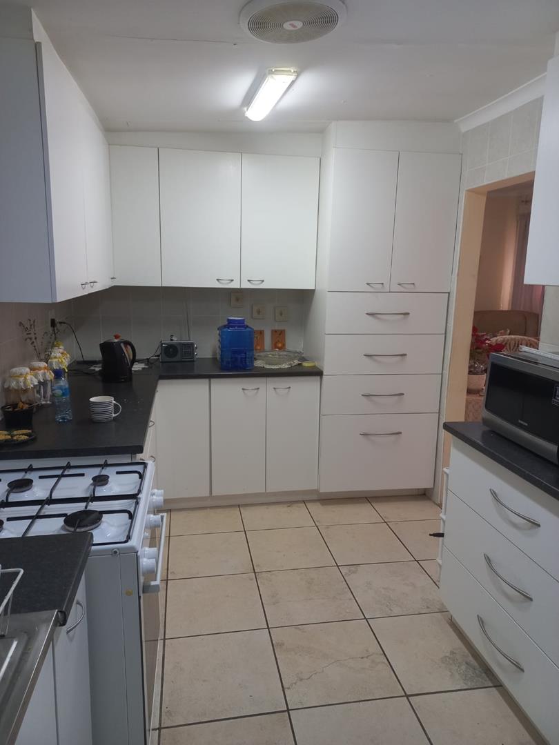 To Let 2 Bedroom Property for Rent in Waverley Gauteng