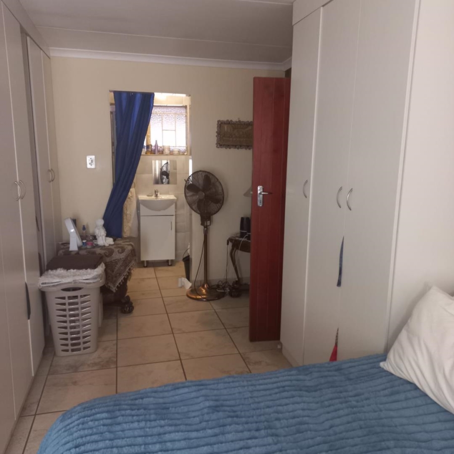 To Let 2 Bedroom Property for Rent in Waverley Gauteng
