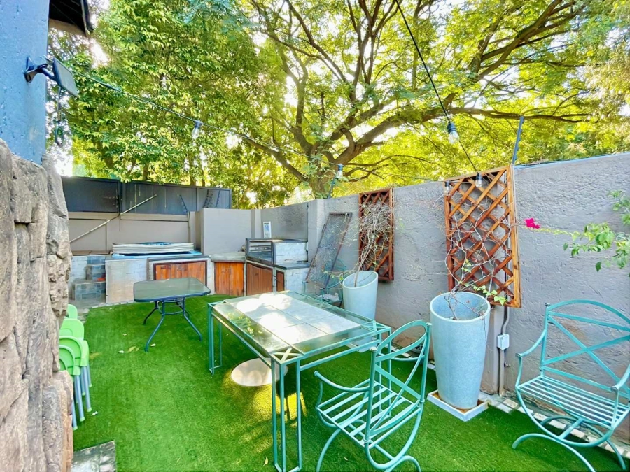 5 Bedroom Property for Sale in Faerie Glen Gauteng