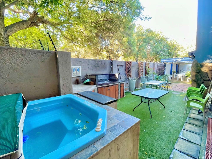 5 Bedroom Property for Sale in Faerie Glen Gauteng