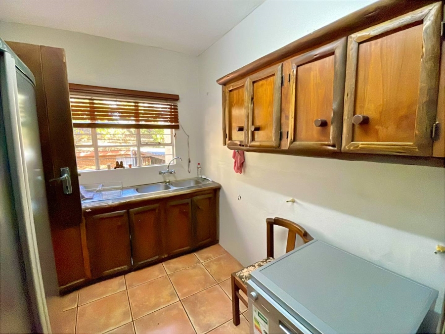 5 Bedroom Property for Sale in Faerie Glen Gauteng