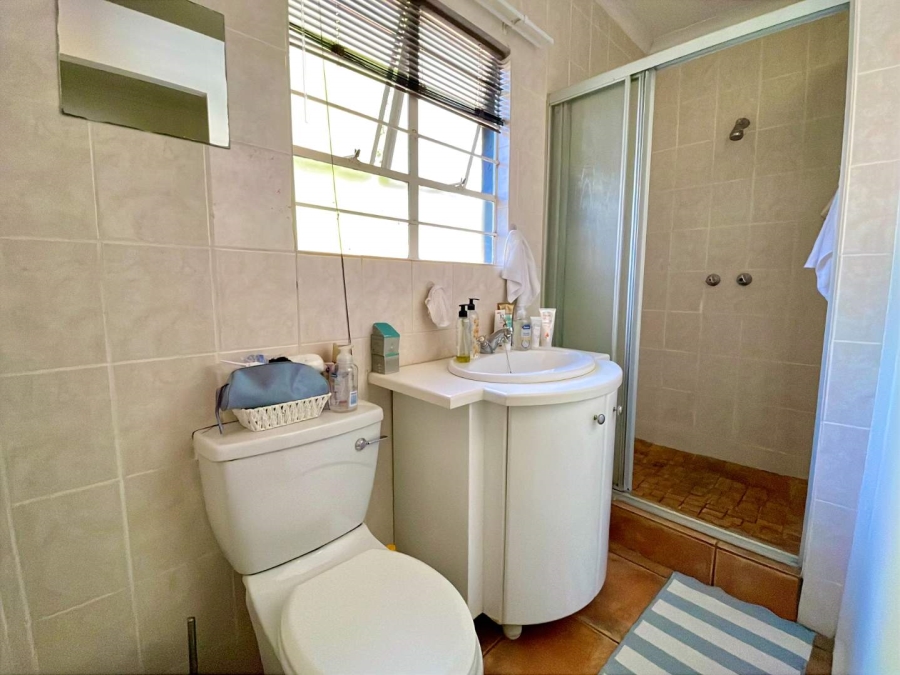 5 Bedroom Property for Sale in Faerie Glen Gauteng
