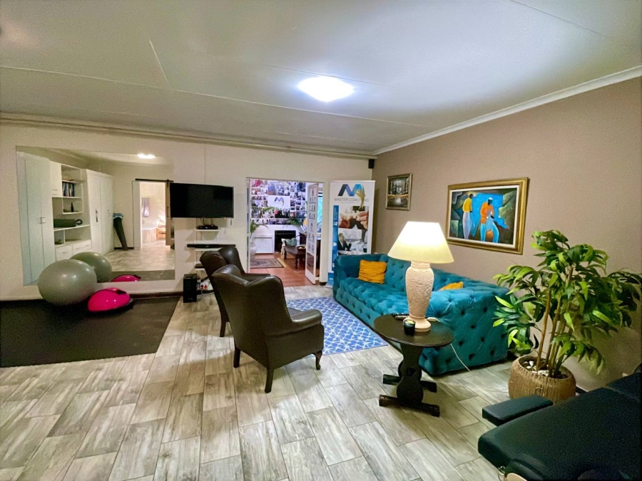 5 Bedroom Property for Sale in Faerie Glen Gauteng