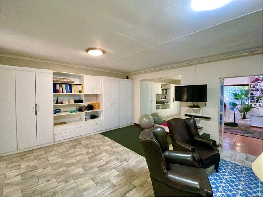 5 Bedroom Property for Sale in Faerie Glen Gauteng
