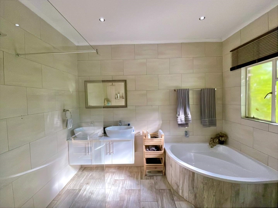 5 Bedroom Property for Sale in Faerie Glen Gauteng