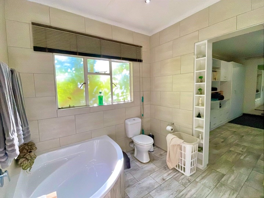 5 Bedroom Property for Sale in Faerie Glen Gauteng