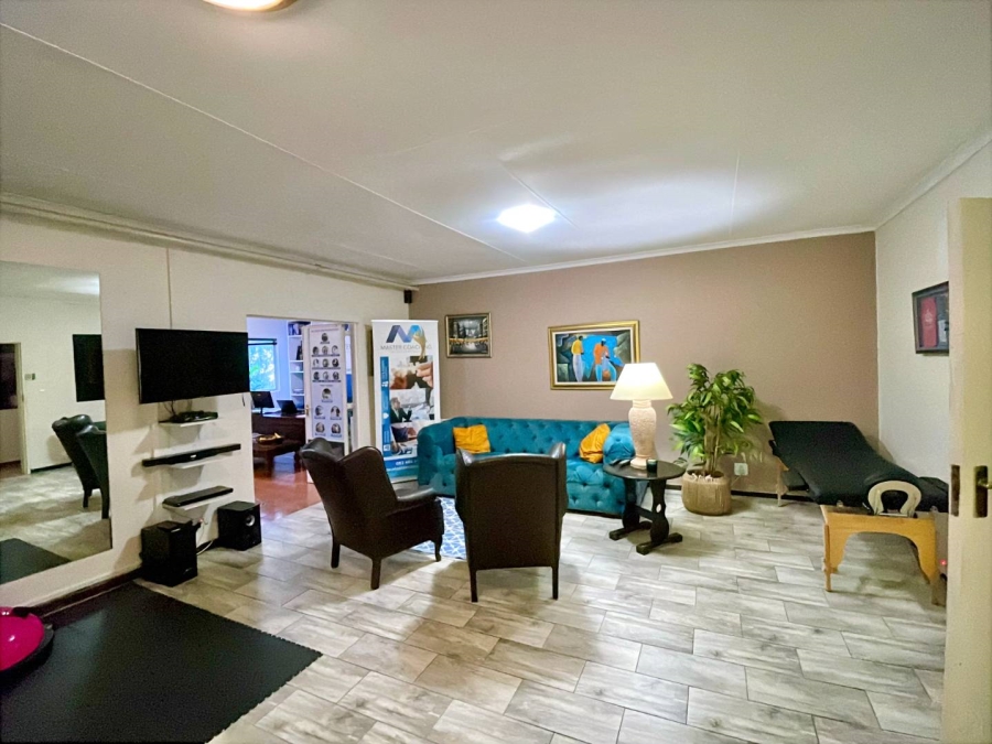 5 Bedroom Property for Sale in Faerie Glen Gauteng