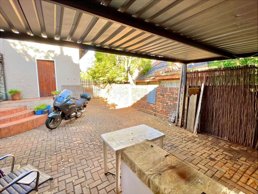 5 Bedroom Property for Sale in Faerie Glen Gauteng
