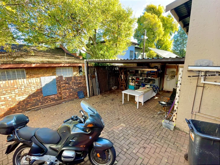 5 Bedroom Property for Sale in Faerie Glen Gauteng