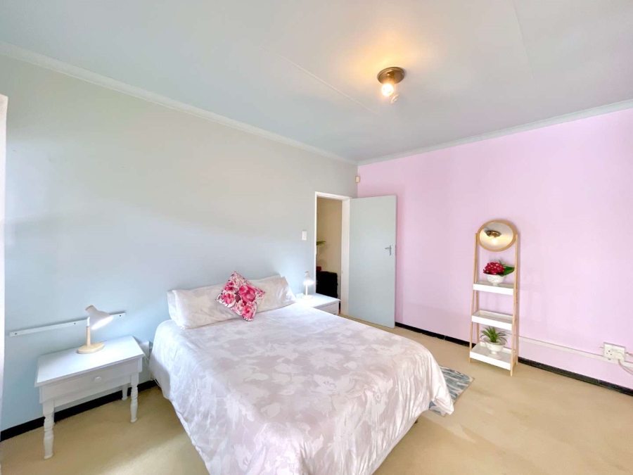 5 Bedroom Property for Sale in Faerie Glen Gauteng