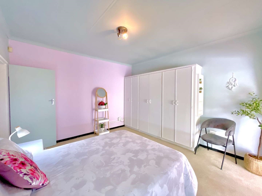 5 Bedroom Property for Sale in Faerie Glen Gauteng