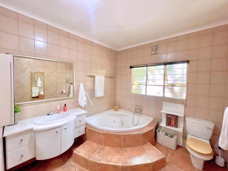 5 Bedroom Property for Sale in Faerie Glen Gauteng