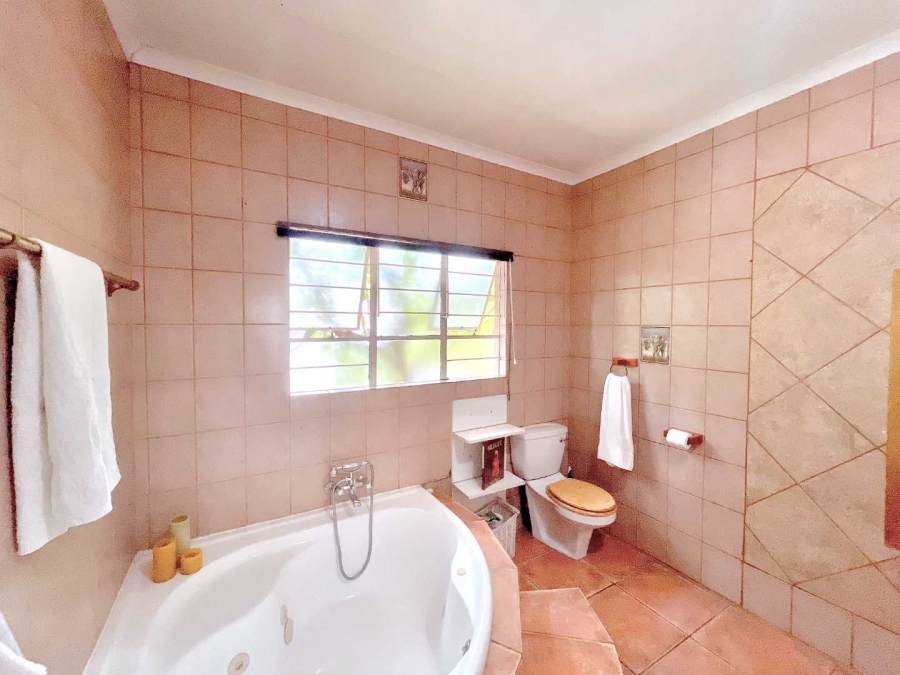 5 Bedroom Property for Sale in Faerie Glen Gauteng