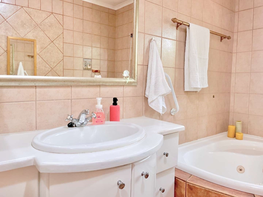 5 Bedroom Property for Sale in Faerie Glen Gauteng