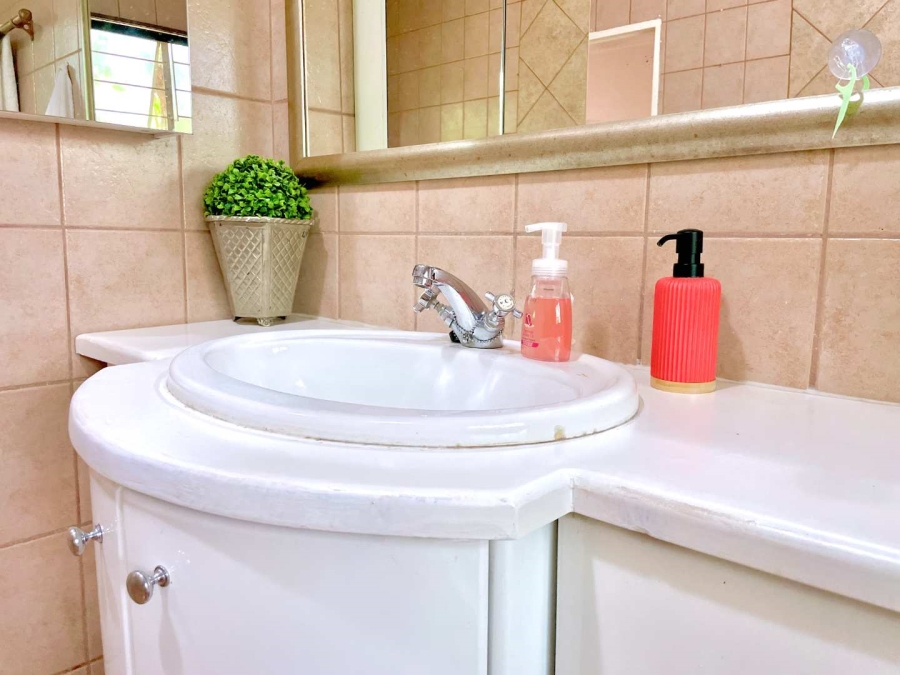 5 Bedroom Property for Sale in Faerie Glen Gauteng