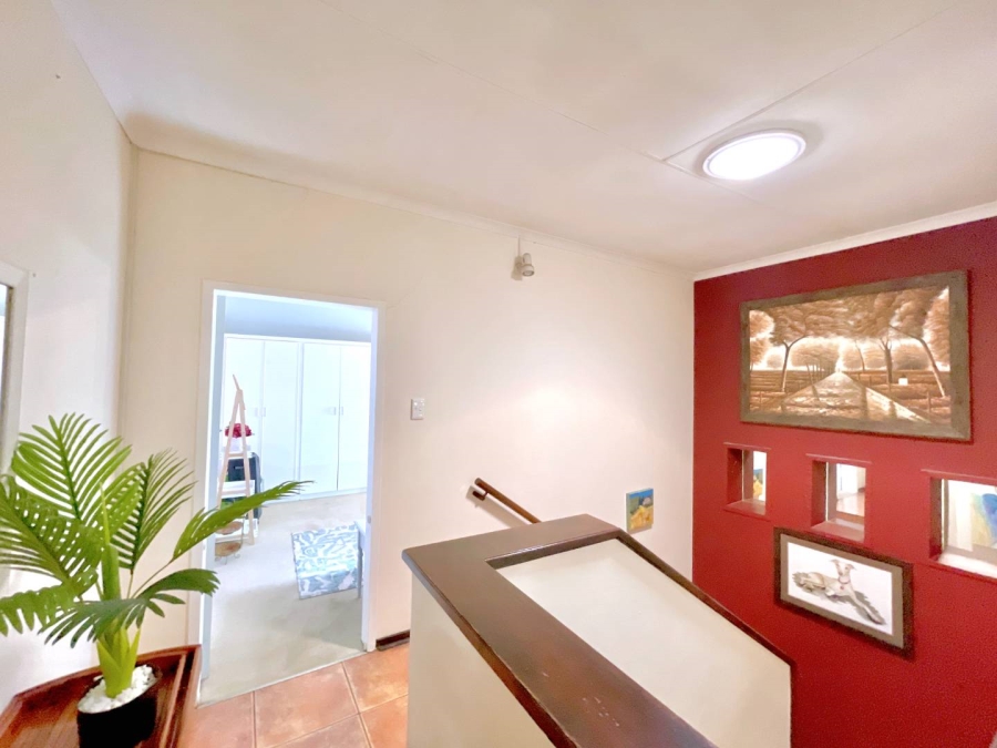 5 Bedroom Property for Sale in Faerie Glen Gauteng