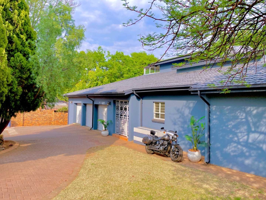 5 Bedroom Property for Sale in Faerie Glen Gauteng