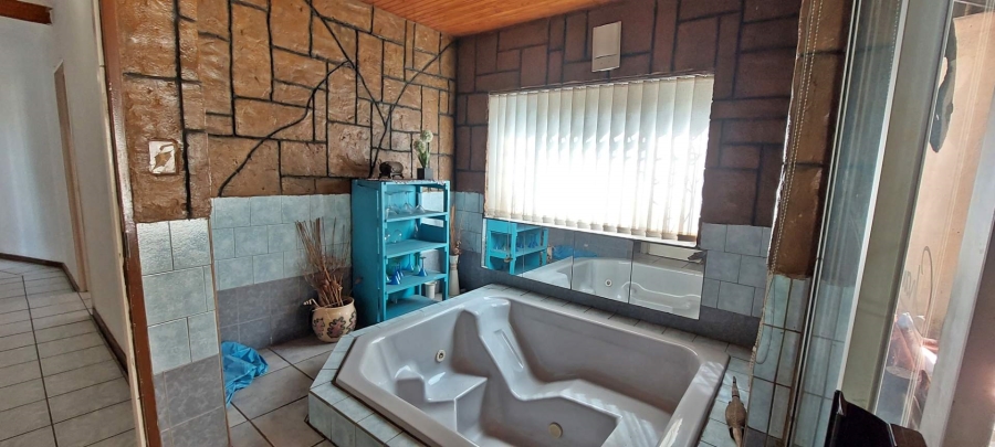 4 Bedroom Property for Sale in Verwoerdpark Gauteng