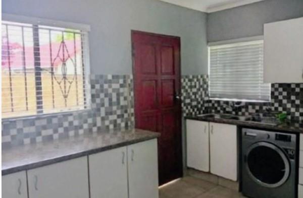 To Let 3 Bedroom Property for Rent in Corlett Gardens Gauteng