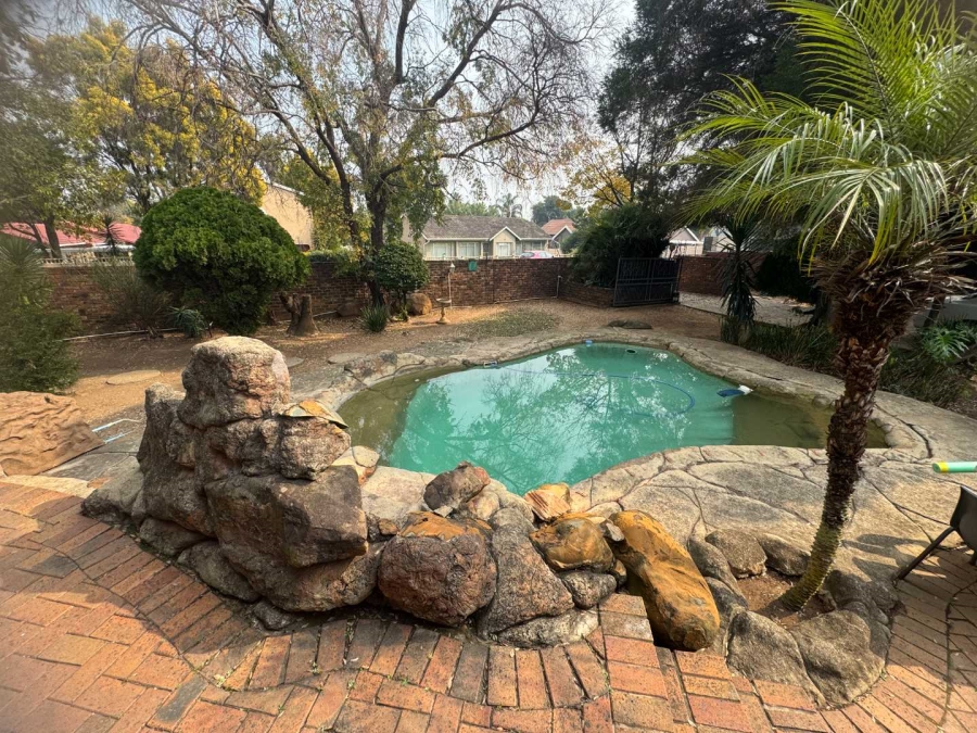 3 Bedroom Property for Sale in Brackendowns Gauteng