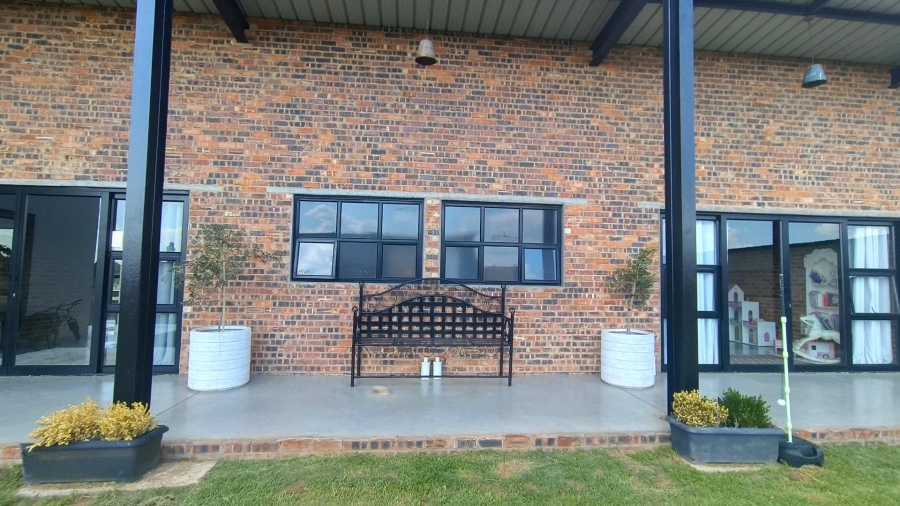 5 Bedroom Property for Sale in Blue Saddle Ranches Gauteng