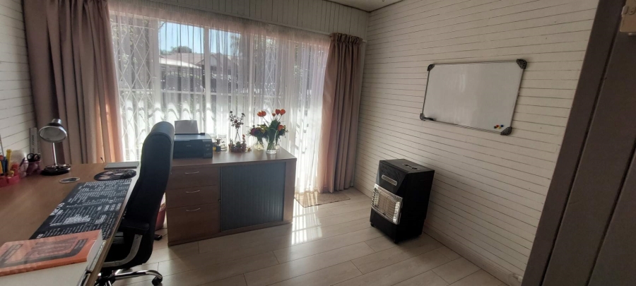 6 Bedroom Property for Sale in Verwoerdpark Gauteng