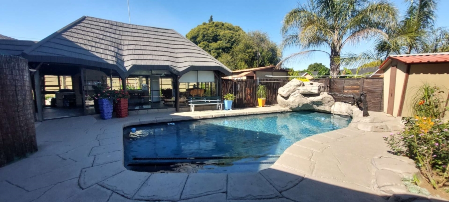 6 Bedroom Property for Sale in Verwoerdpark Gauteng