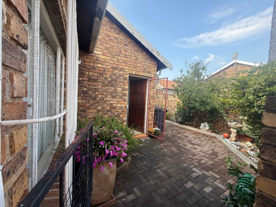 1 Bedroom Property for Sale in Noordheuwel Gauteng