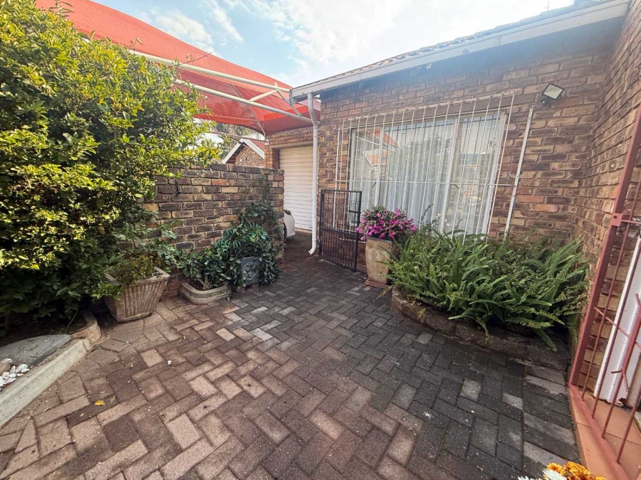 1 Bedroom Property for Sale in Noordheuwel Gauteng