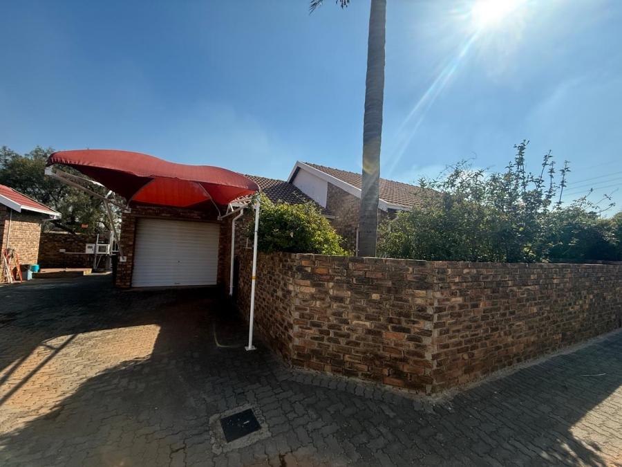 1 Bedroom Property for Sale in Noordheuwel Gauteng