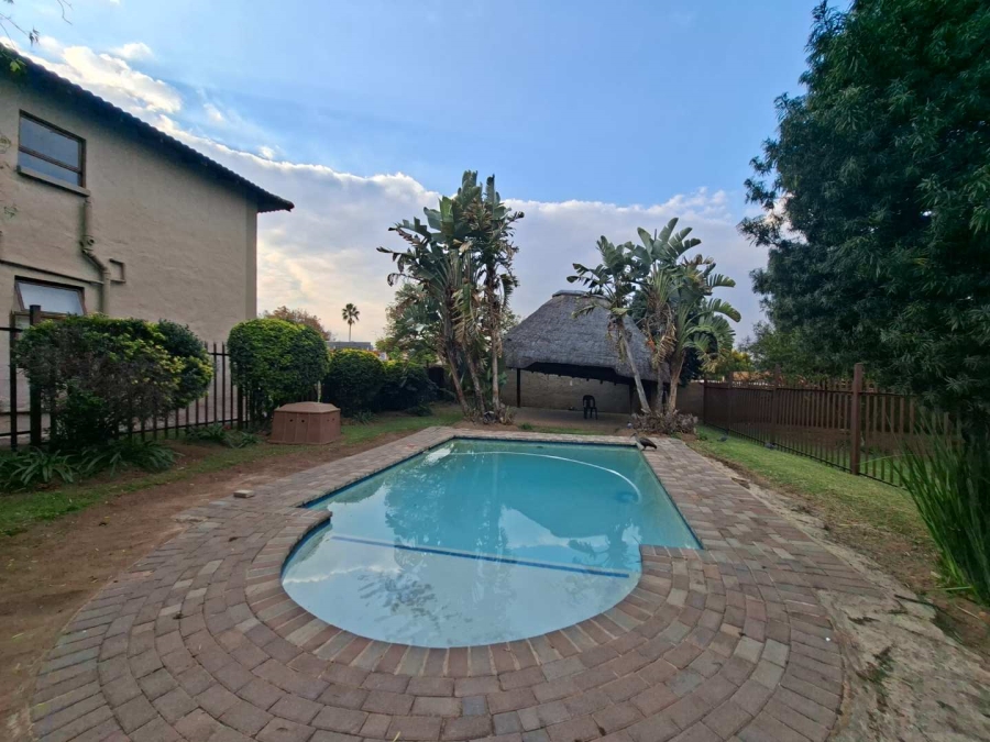 2 Bedroom Property for Sale in Buccleuch Gauteng
