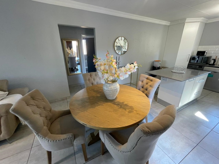 2 Bedroom Property for Sale in Rooihuiskraal North Gauteng