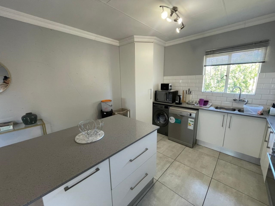 2 Bedroom Property for Sale in Rooihuiskraal North Gauteng