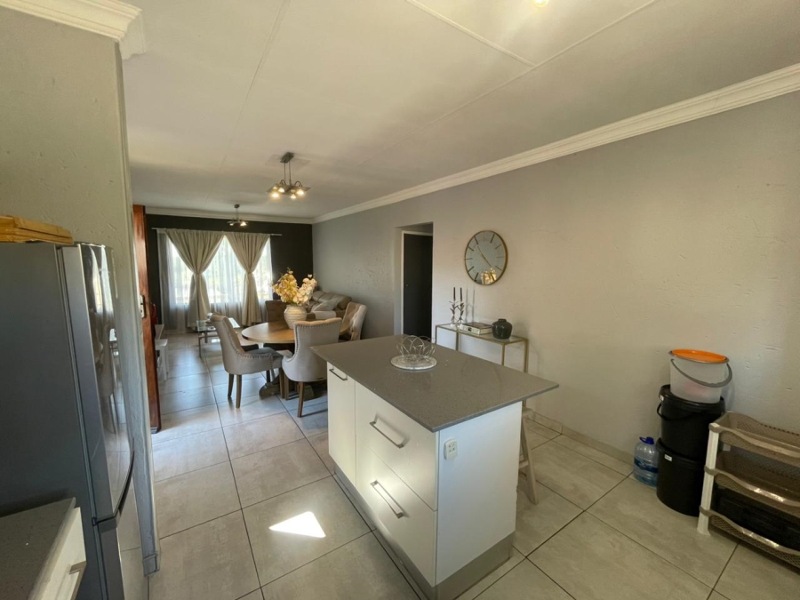 2 Bedroom Property for Sale in Rooihuiskraal North Gauteng