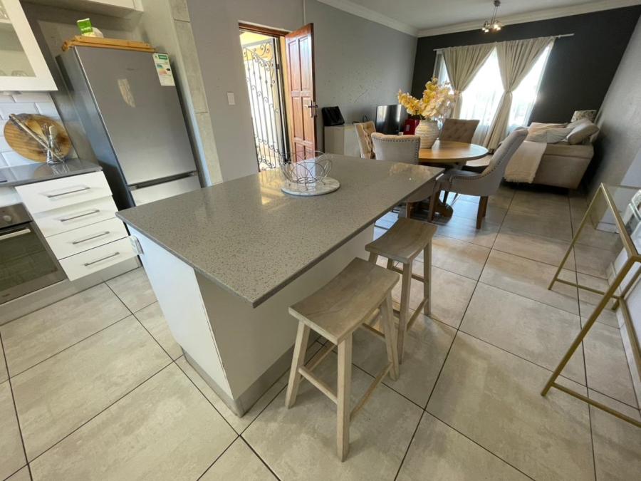 2 Bedroom Property for Sale in Rooihuiskraal North Gauteng