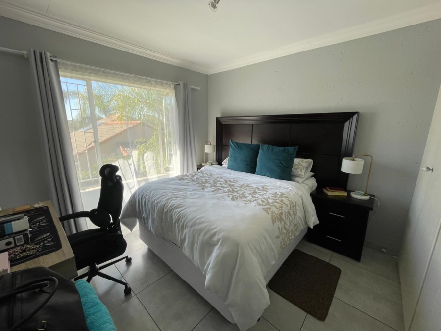 2 Bedroom Property for Sale in Rooihuiskraal North Gauteng
