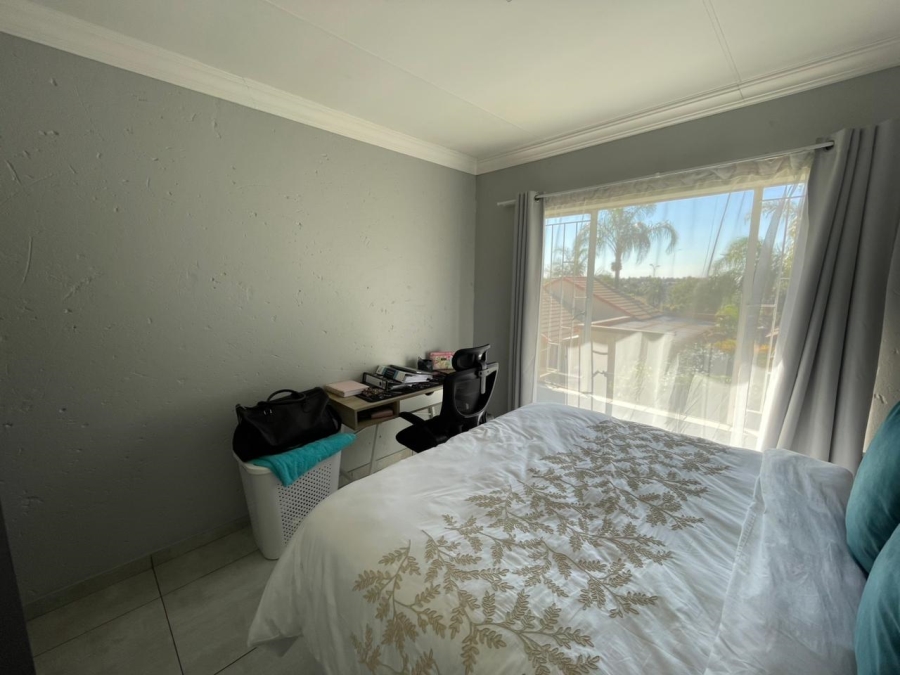 2 Bedroom Property for Sale in Rooihuiskraal North Gauteng