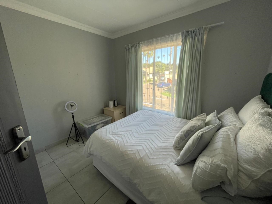 2 Bedroom Property for Sale in Rooihuiskraal North Gauteng