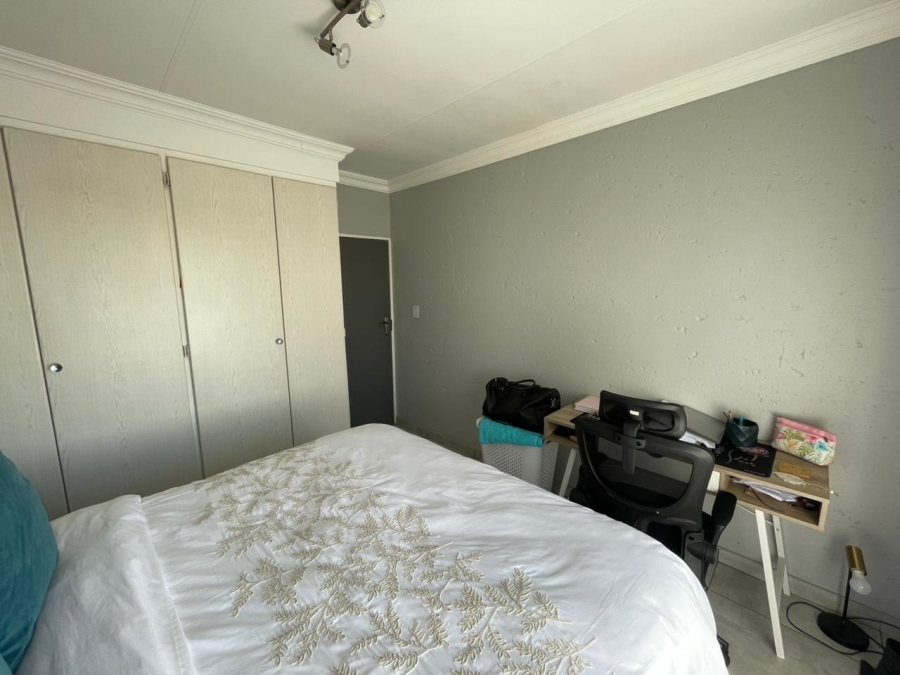 2 Bedroom Property for Sale in Rooihuiskraal North Gauteng