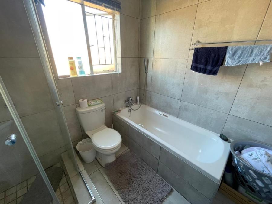 2 Bedroom Property for Sale in Rooihuiskraal North Gauteng