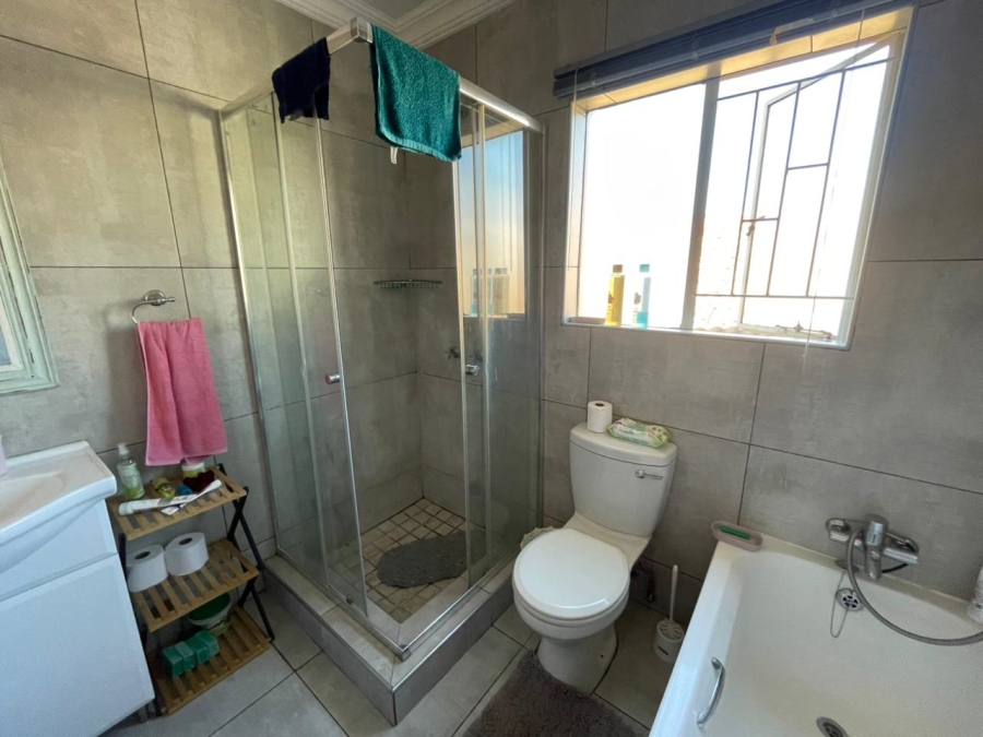 2 Bedroom Property for Sale in Rooihuiskraal North Gauteng