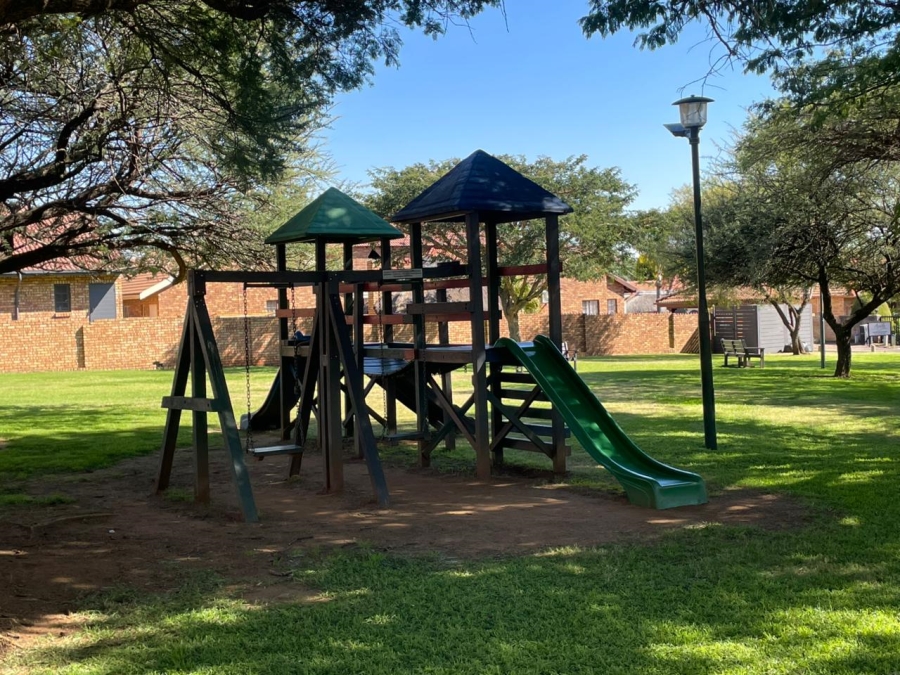 2 Bedroom Property for Sale in Rooihuiskraal North Gauteng
