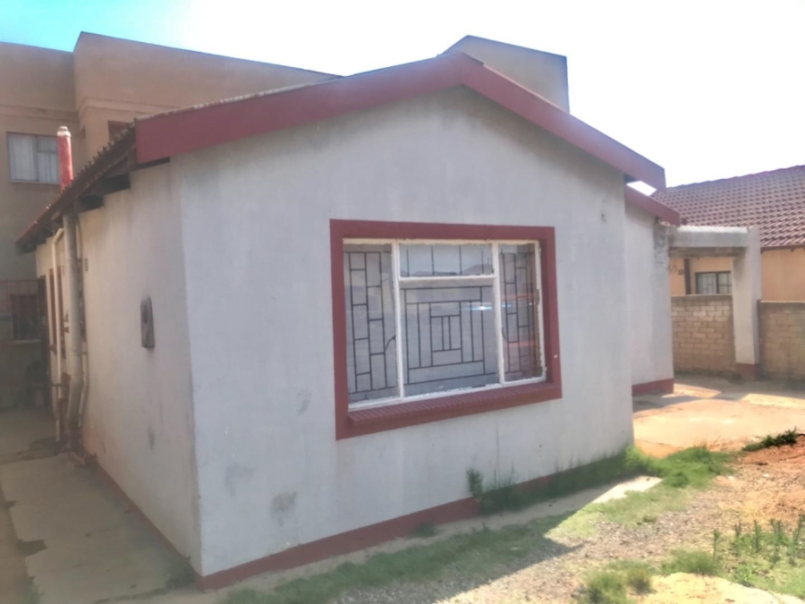 7 Bedroom Property for Sale in Mohlakeng Gauteng