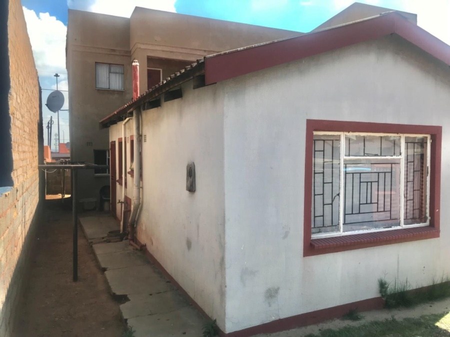 7 Bedroom Property for Sale in Mohlakeng Gauteng