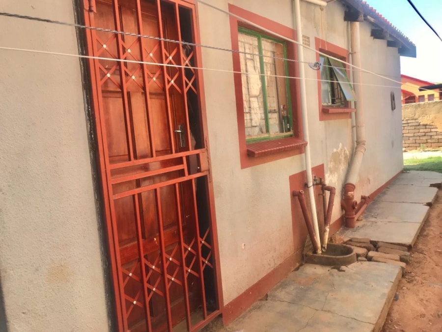 7 Bedroom Property for Sale in Mohlakeng Gauteng