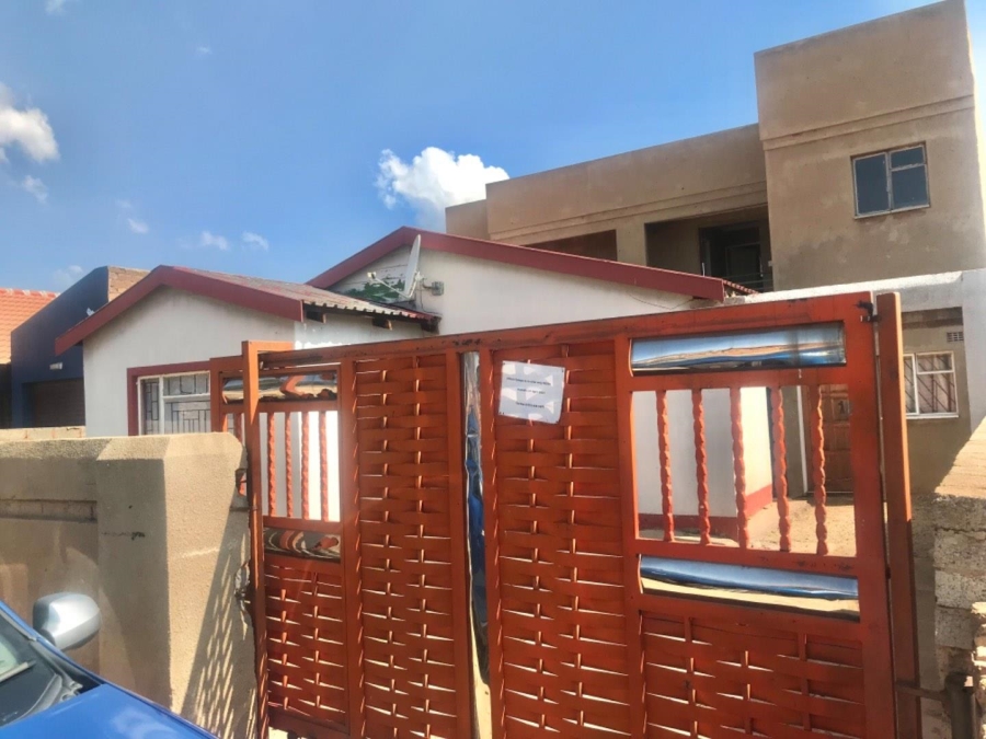 7 Bedroom Property for Sale in Mohlakeng Gauteng
