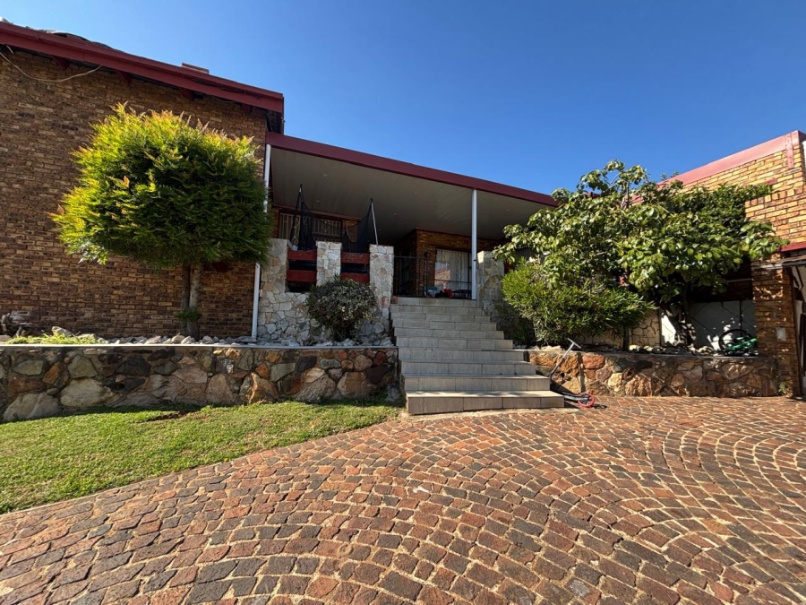 4 Bedroom Property for Sale in Oakdene Gauteng