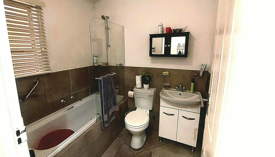 2 Bedroom Property for Sale in Albertsdal Gauteng